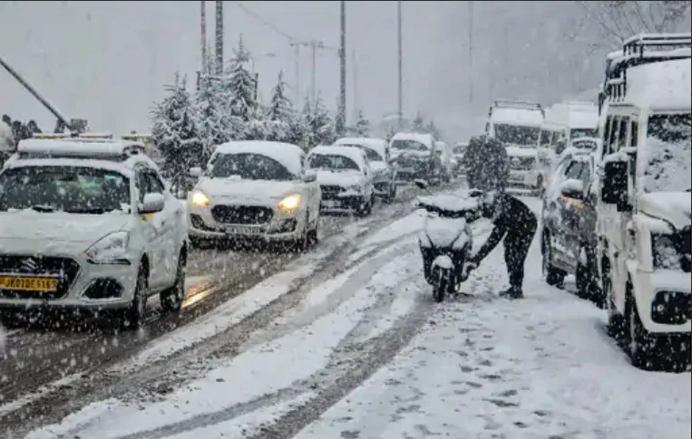 हिमवृष्टीमुळे श्रीनगर-लेह महामार्ग बंद Srinagar-Leh highway closed due to snowfall