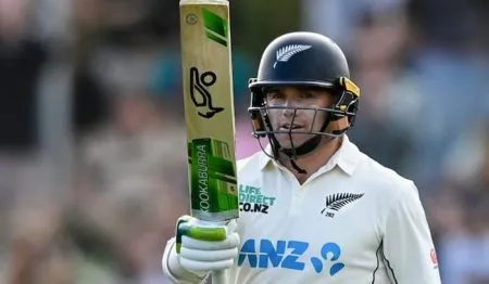 Tom Latham, Santner's half-century, New Zealand 9/315