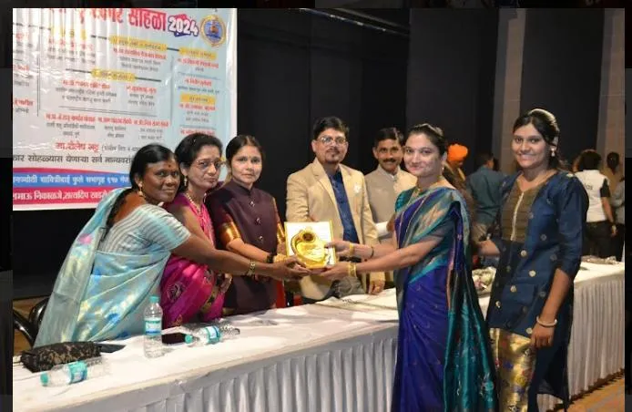 Devrukh's Bharati Rajwade gets state-level Adarsh ​​Samaj Ratna award