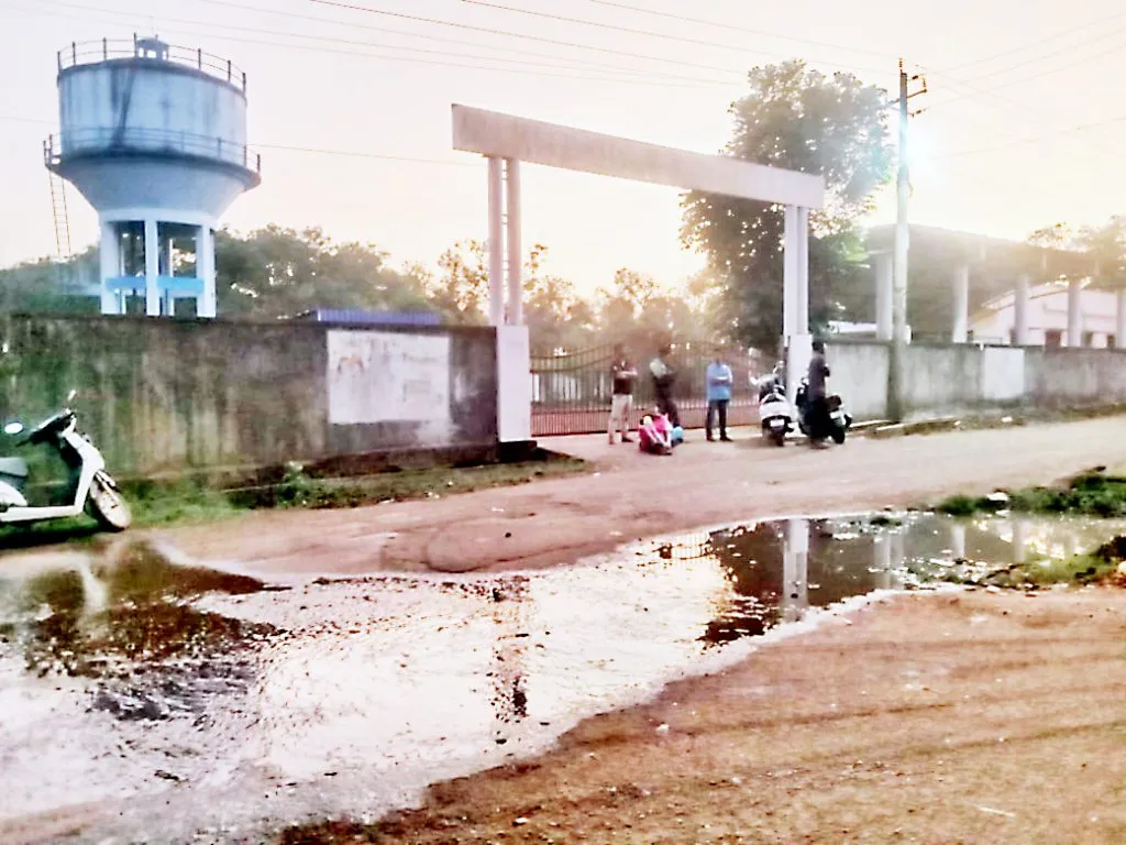 पिरनवाडी पट्टण पंचायतसमोर गटारीचे दूषित पाणी तुंबून दुर्गंधी Dirty sewer water overflows in front of Piranwadi Pattan Panchayat, creating a foul smell