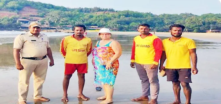 समुद्रात बुडणाऱ्या विदेशी महिलेला वाचविले Foreign woman drowning in the sea saved