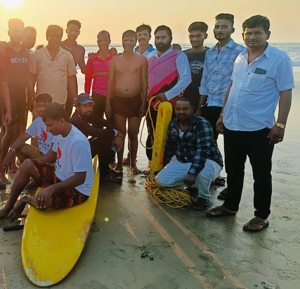 समुद्रात बुडणाऱ्या पर्यटकाचे वाचवले प्राण Life of drowning tourist saved