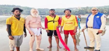 A drowning foreign tourist was saved.