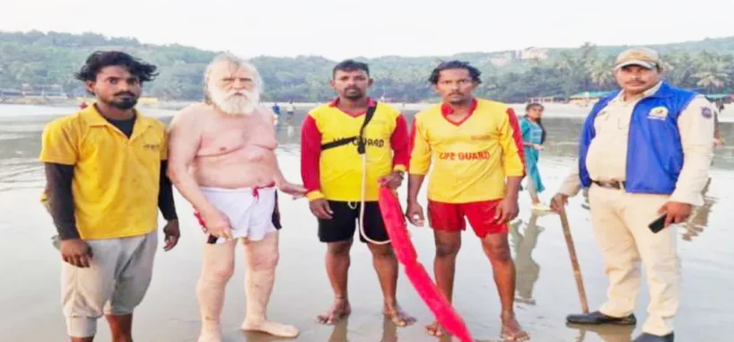 बुडणाऱ्या विदेशी पर्यटकाला वाचविले A drowning foreign tourist was saved.