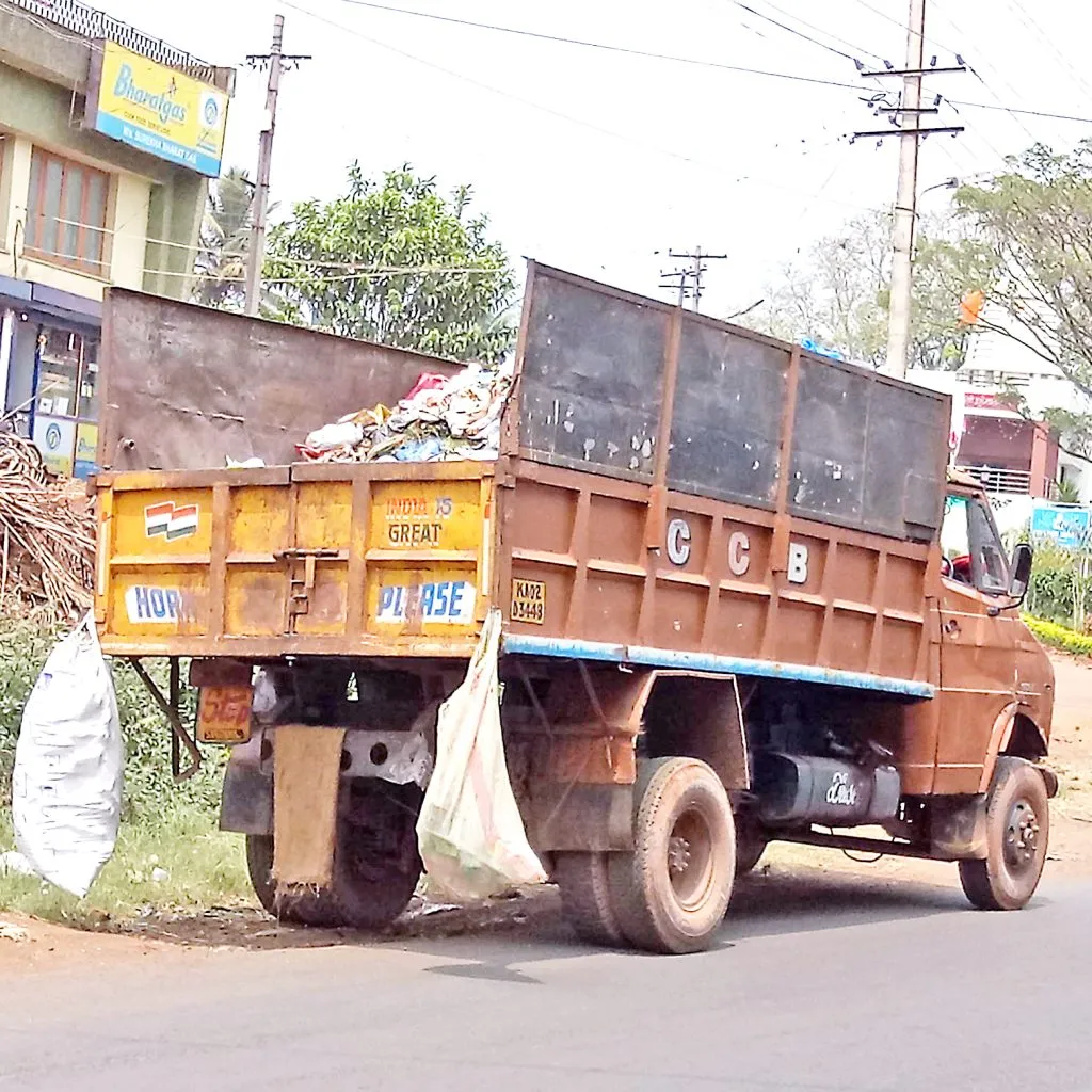 Garbage truck drivers should control their speed