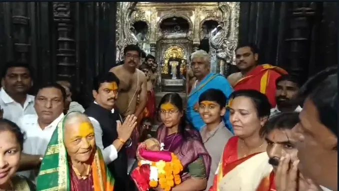 Ram Shinde visits 'Shri Amba Bai' in Kolhapur