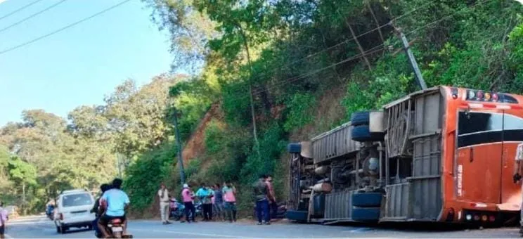 गोकर्णला निघालेल्या बसला अपघात Accident in bus going to Gokarna