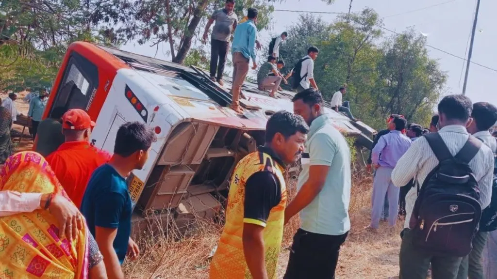 ड्रायव्हरचे नियंत्रण सुटल्याने एस टी पलटल्याने अपघात ST bus overturns after driver loses control
