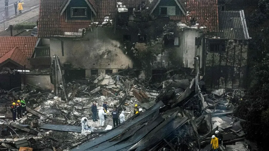 ब्राझीलमध्ये इमारतीला धडकले विमान, 10 जणांचा मृत्यू Plane crashes into building in Brazil, 10 dead