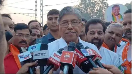 कोल्हापूरची नाळ कधी तुटणार नाही, साथ कधी सोडणार नाही! मंत्री चंद्रकांत पाटील MLA Chandrakant Patil visited Kolhapur after being appointed as the Minister of Higher and Technical Education.