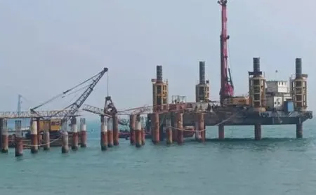 गुजरातमध्ये क्रेन कोसळून अभियंत्यासह तिघांचा मृत्यू