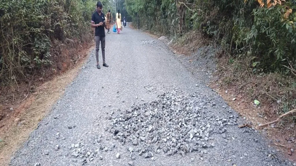 आरोस बाजार ते न्हावेली पर्यंत जाणाऱ्या रस्त्याचे काम निकृष्ट