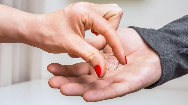 Married and divorced 12 times in 43 years