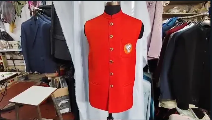 देवेंद्र फडणवीस यांना कोल्हापुराचे दुकानदार देणार खास जॅकेट भेट Devendra Fadnavis will be given a special jacket by Kolhapur shopkeepers