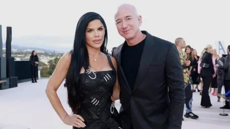 Jeff Bezos to marry his girlfriend
