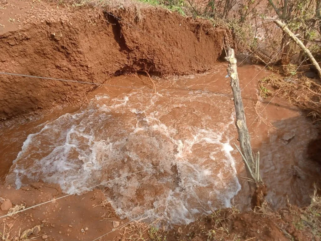 बुजवडेत थेट पाईपलाईनचा व्हॉल्व्ह फुटला A pipeline valve bursts in Buzwade.