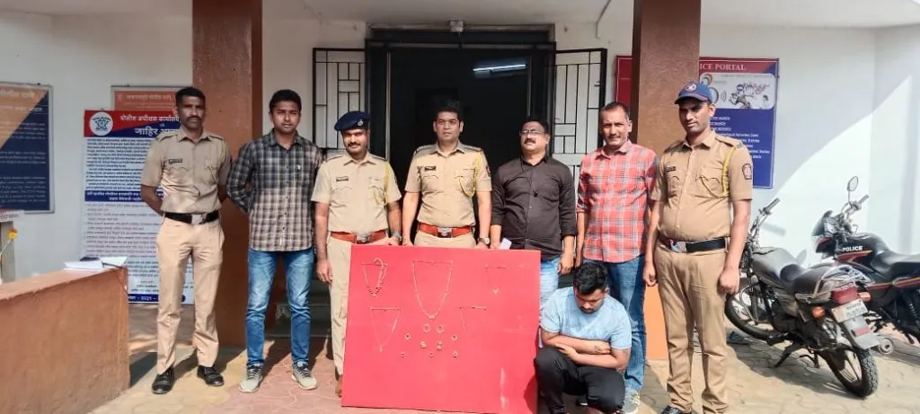 Finally, the thief left the house.