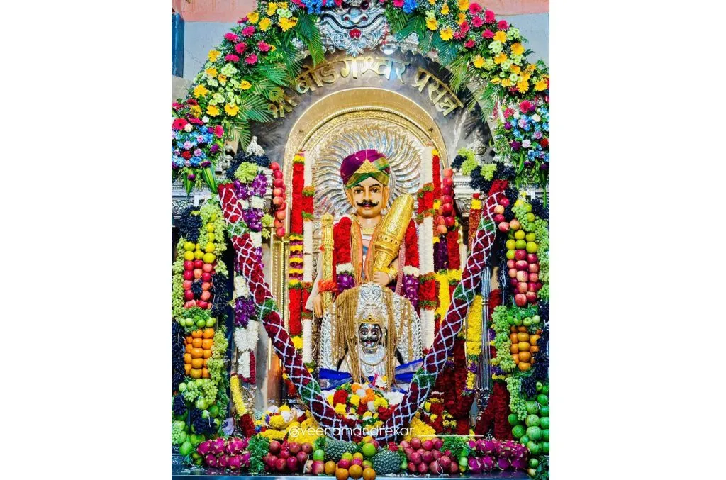 Offering a garland of fruits to Shri Dev Bodgeswar