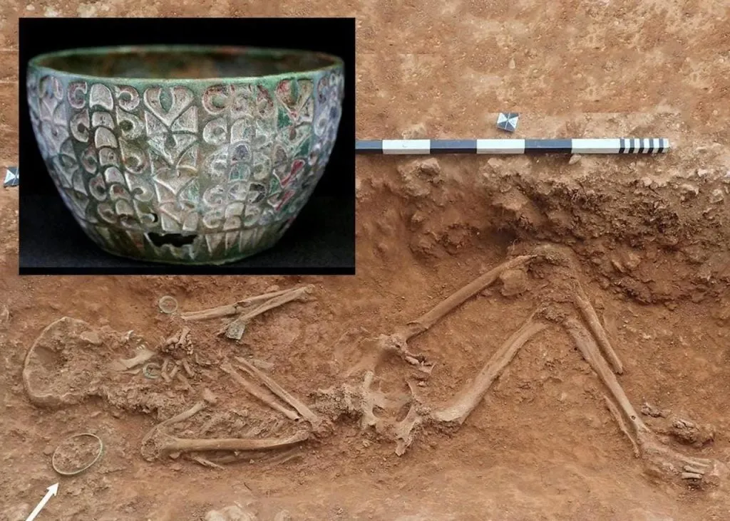 A vessel was found in the grave of a young woman.