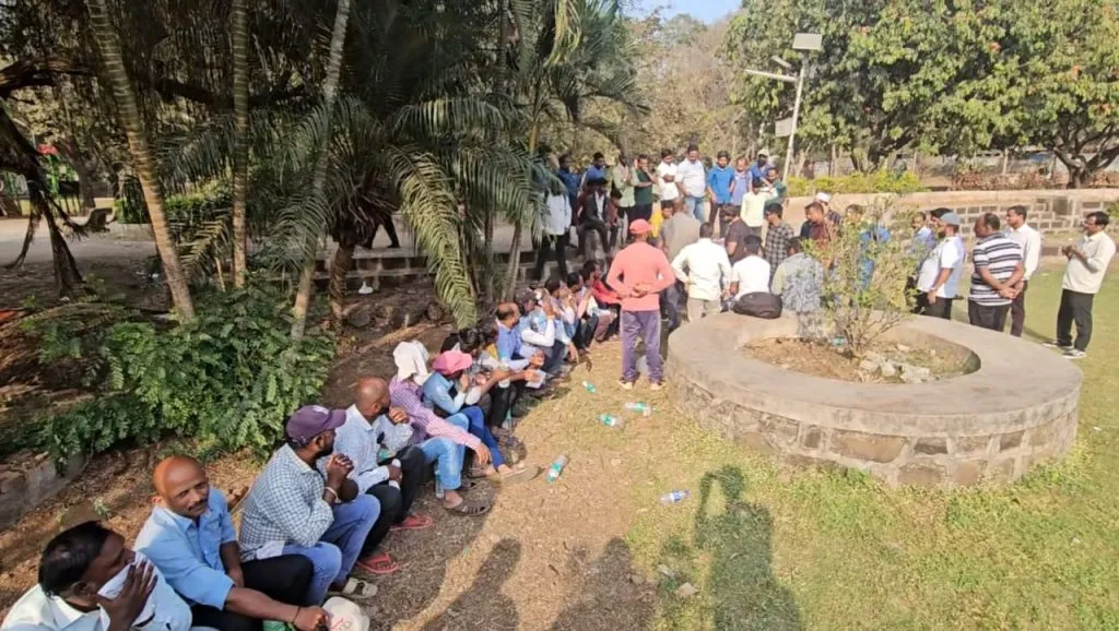 भाबड्या आशेने लागली रांग The queue started with great hope.