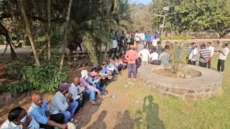 भाबड्या आशेने लागली रांग The queue started with great hope.