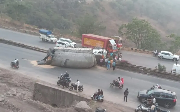 Cargo truck overturns at Tavandi Ghat, driver critical