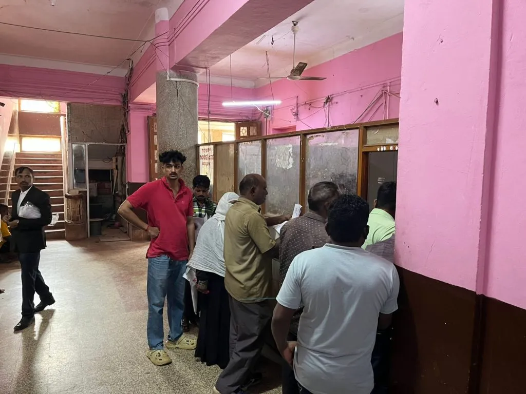 Crowd at Tehsildar's office to get ration card copy