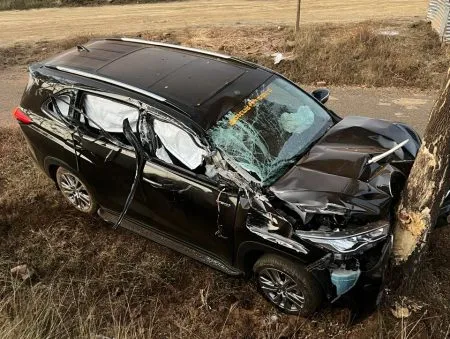 कार अपघातात मंत्री हेब्बाळकरांसह चौघे जखमी Innova car meets with accident after hitting container