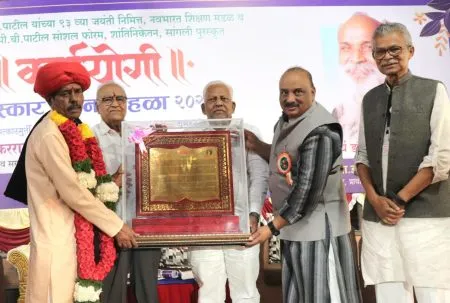 भास्कर पेरे – पाटील यांना कर्मयोगी पुरस्कार प्रदान Bhaskar Pere - Patil awarded Karmayogi Award