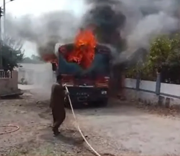 हासेवाडी एसटी बसने घेतला पेट Hasevadi ST bus caught fire