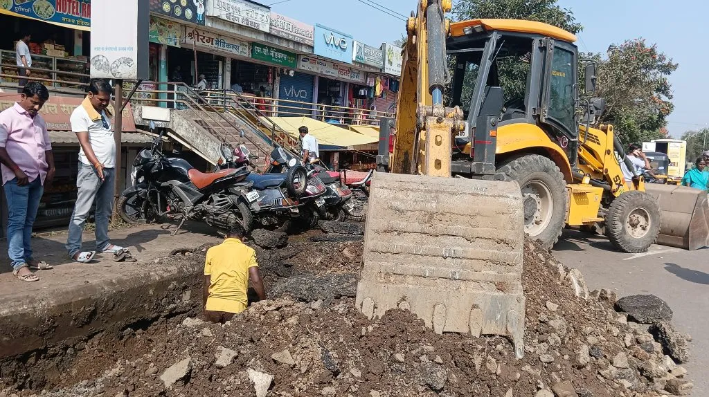 Excavation by the Life Authority in front of the bus stand