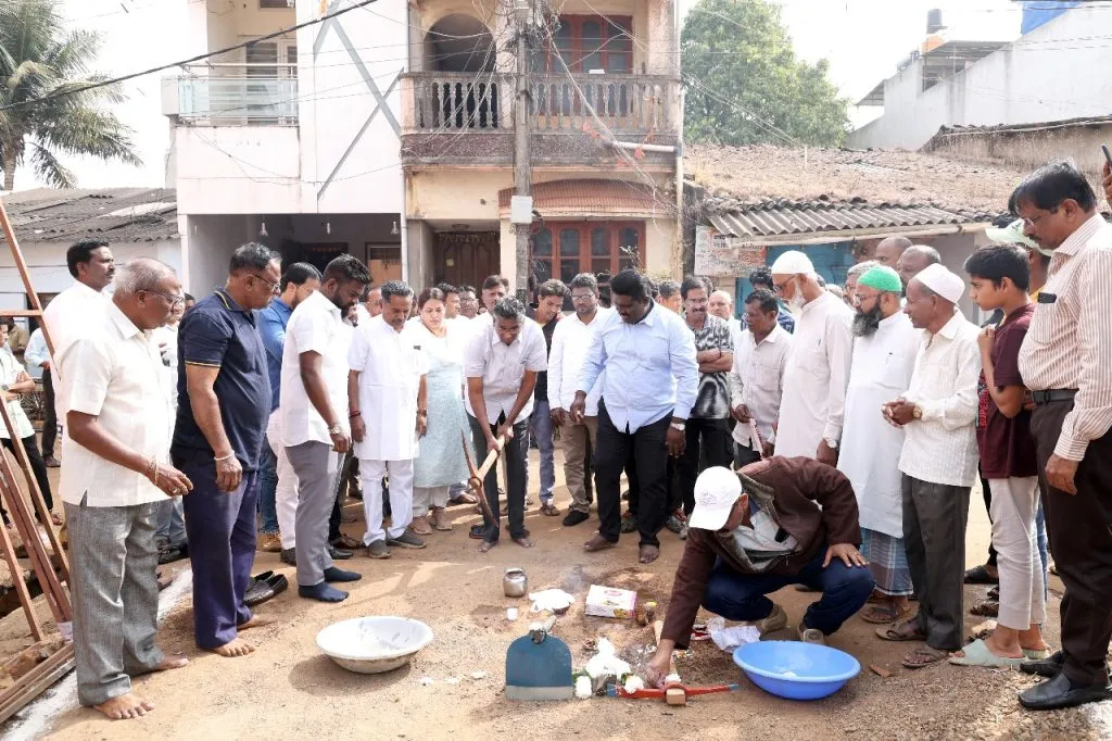 The guardian minister performed puja for the road work of Navi Galli Shahapur