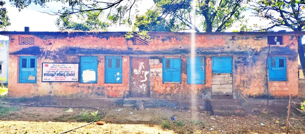 संतिबस्तवाड उपआरोग्य केंद्र पडले धूळखात Santibastwad sub-health center turned into dust