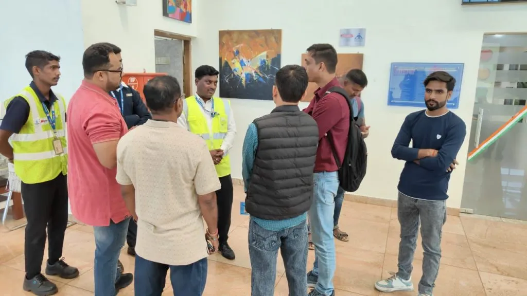 विमानफेरी अचानक रद्द केल्याने प्रवाशांत संताप Passengers angry over sudden cancellation of flight