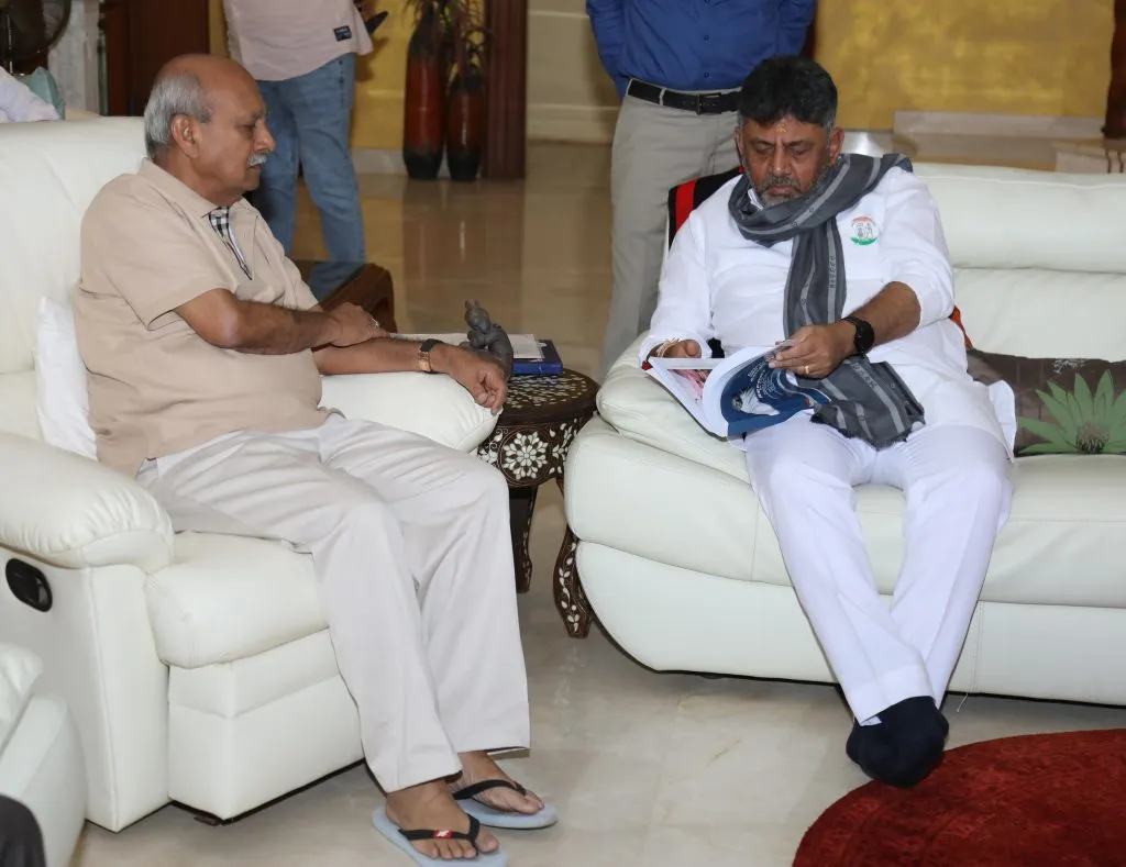 ‘प्रभाकर’ आपली भाकर फिरवणार का? D. K. Shivakumar visited Dr. Prabhakar Kore's residence