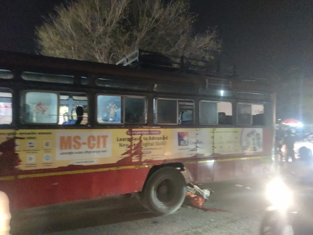 एस. टी. बसच्या चाकाखाली सापडून वृद्ध जागीच ठार Elderly man found under wheels of S. T. bus dies on the spot