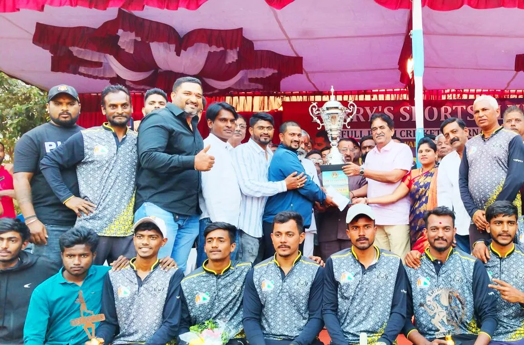 नील बॉईज हिंडलगाकडे विराट चषक Neel Boys Hindlaga win Virat Trophy