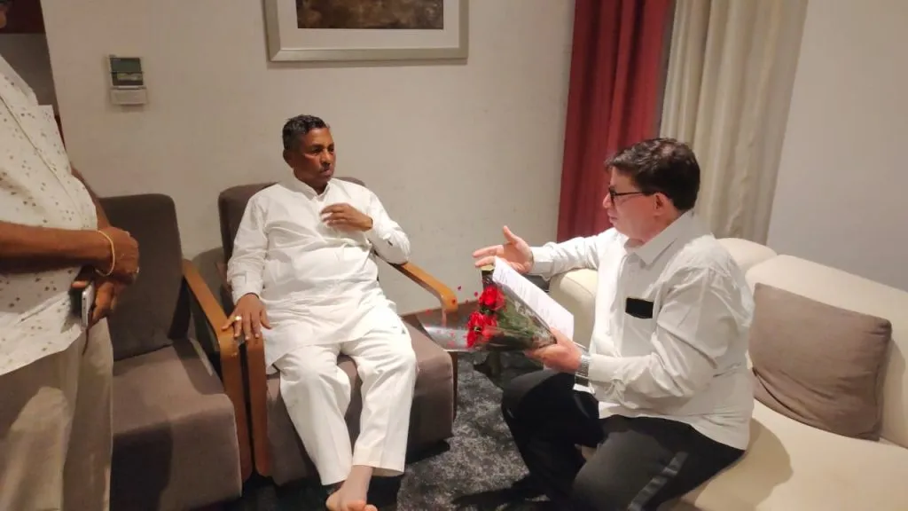 Give 10 kg of food grains monthly to BPL card holders