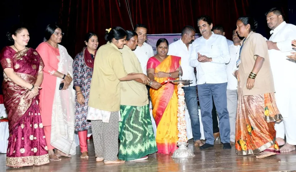 सफाई कामगारांना अल्पोपाहार, अंडी वितरण योजनेचा शुभारंभ Launch of the scheme for distributing snacks and eggs to sanitation workers