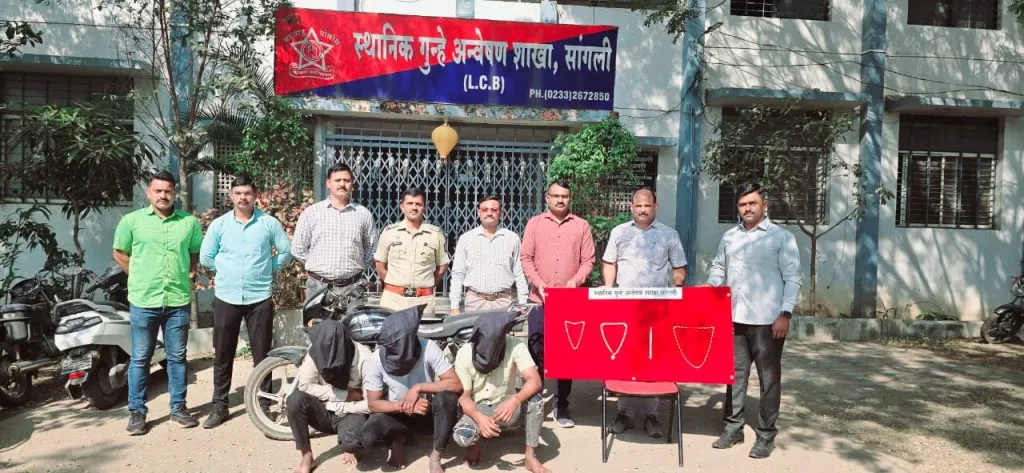 घरफोडी करणाऱ्या तिघांना अटक Three arrested for house burglary