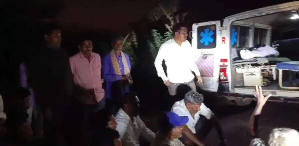 Protest by leaving bodies on the road for a cemetery road