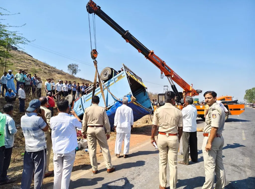 टेम्पो उलटून 36 मनरेगा कामगार जखमी 36 MNREGA workers injured after tempo overturns