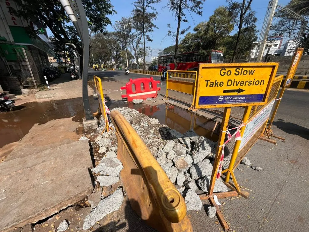 Leak in water pipe on Congress main road