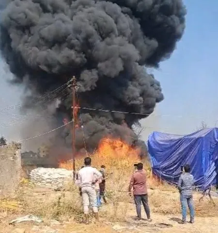 गोटे येथे गॅस पाईपच्या गोडावूनला आग Fire breaks out at gas pipe junction in Gote