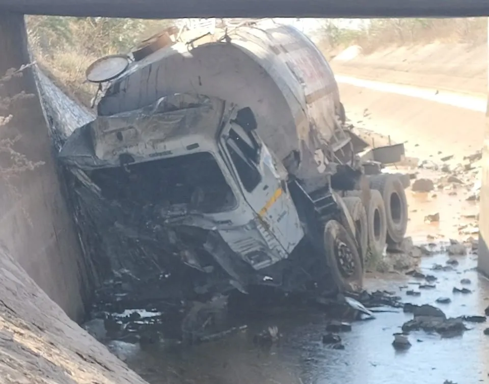 बेळंकीत कॅनॉलमध्ये टँकर उलटून चालक ठार Driver killed after tanker overturns in Belankit canal