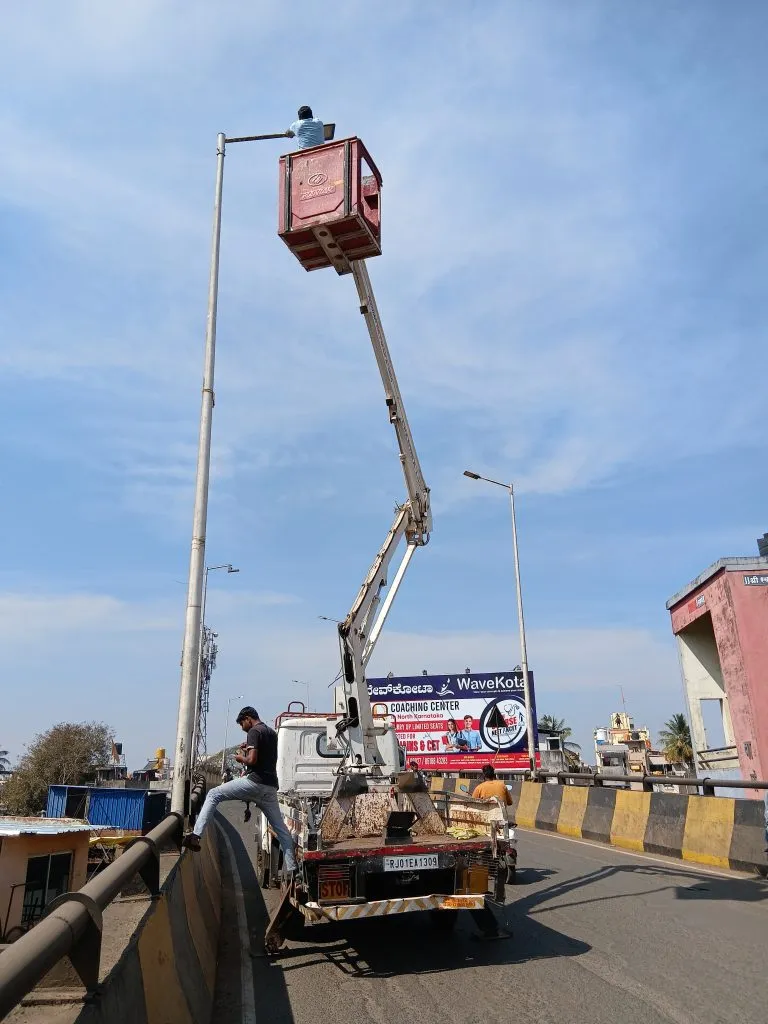 कपिलेश्वर ओव्हरब्रिजवरील पथदीपांची अखेर दुरुस्ती Street lights on Kapileshwar Overbridge finally restored
