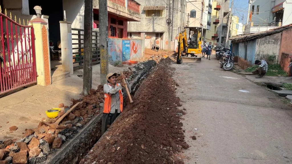 Digging for 24 hours water in the city