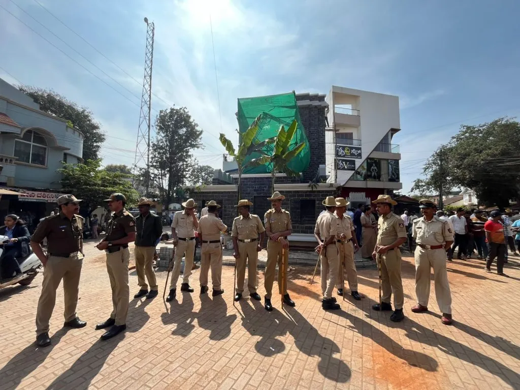 धर्मवीर संभाजी महाराज पुतळा लोकार्पणावरून पुन्हा दुमत Another controversy over the dedication of Dharmaveer Sambhaji Maharaj statue