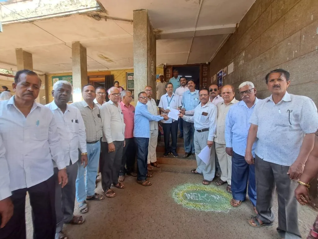 Give the difference in pension to retired government employees