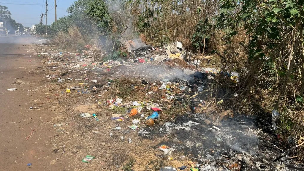 येळ्ळूर रोडवर कचरा पेटवून देण्याचे प्रकार Types of garbage burning on Yellur Road
